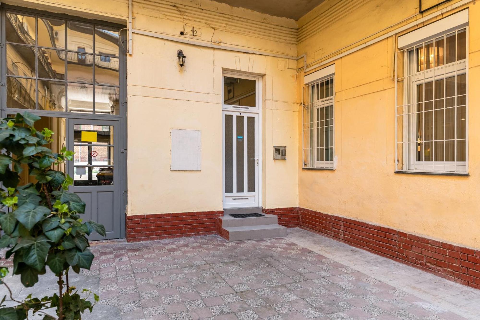 Howlit Home, Budapest